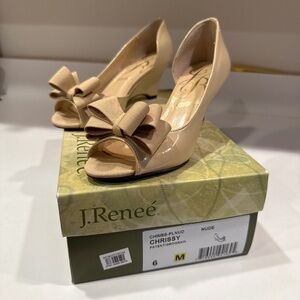 J.Renee Chrissy nude patent pump with bow 6M